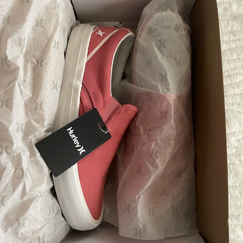 NWT/NWV ✨ Hurley Kayo Slip On ✨ Size 7 - “Mauvewood” color.